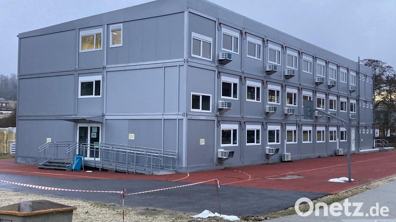 Derzeit steht die gewaltige Container-Burg noch hinter der Walter-Höllerer-Realschule. Bild: ige