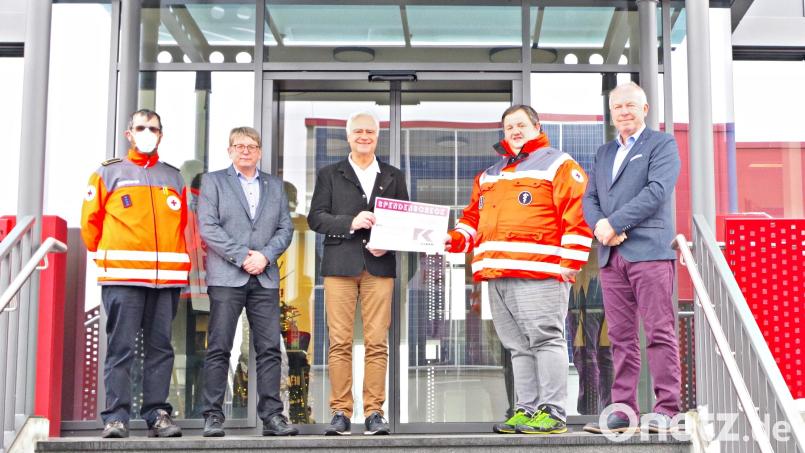 Bernd Fürbringer mit Helmut Zeitler, Josef Andritzky, Arno Schwarz und Wolfgang Rosner (von rechts) bei der Übergabe des symbolischen Schecks. Bild: Kassecker/exb