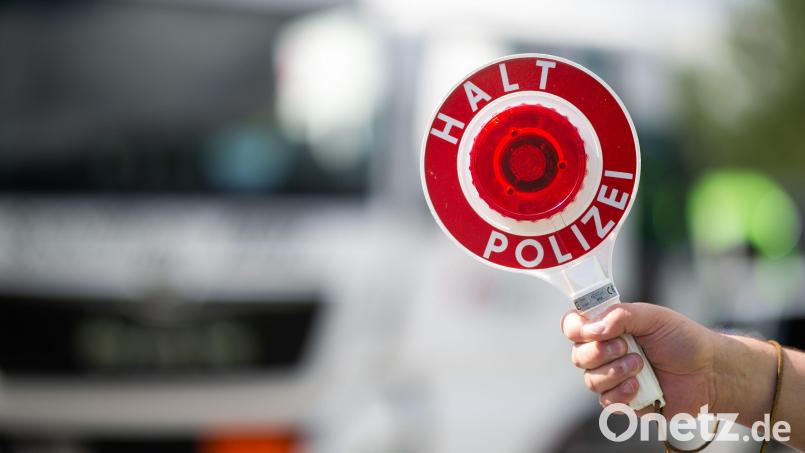 Ein Polizist hält bei einer Verkehrskontrolle eine Polizeikelle in der Hand. Foto: Jonas Güttler/dpa/Symbolbild Bild: Jonas Güttler