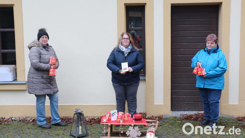 Andrea Zeitler, Eva Hoffmann und Maria Heining (von links) vom Vorstandsteam brachten als Weihnachtswichtel Weihnachtsgrüße zu den Frauenbundmitgliedern. Bild: rpp