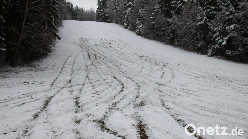 Unbekannte haben mit ihren &quot;Fahrübungen&quot; am Skilift tiefe Spuren hinterlassen. Der Bauhof muss sie beseitigen - auf Kosten der Allgemeinheit. Bild: Stadt Nabburg/exb