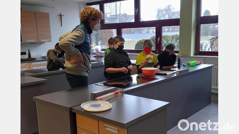 Schüler Bobby Dao, Öko-Modellregion-Manager Jonas Bierlein sowie die Schüler (von links) Jan Pilsak, Bastian Lindner, Fabian Dietz und Elias Häckl in der Schulküche. Bild: Mittelschule Waldsassen/exb
