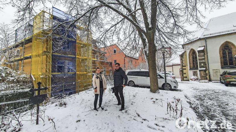 Stewog-Projektleiterin Daniela Pöhlmann und Architekt Peter Hilgarth sind begeistert davon, was die Familie Mühlhöfer aus ihrem großen Anwesen (links im Hintergrund) in der Pfarrgasse 1 vis-à-vis der Bartholomäuskirche macht: ein echtes Vorzeige-Projekt. Bild: Biczysko/fph