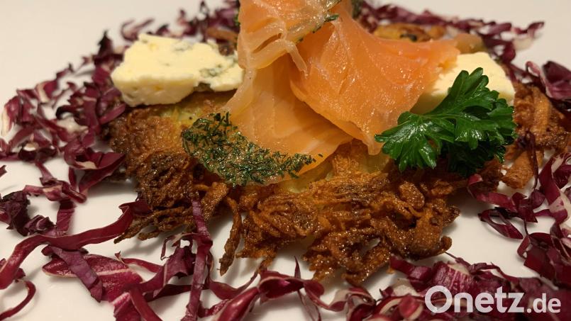 Das Rösti wird gekrönt mit Roquefort und Lachs und bekommt einen Kranz aus Radicchio. Bild:  Michael Schiffer