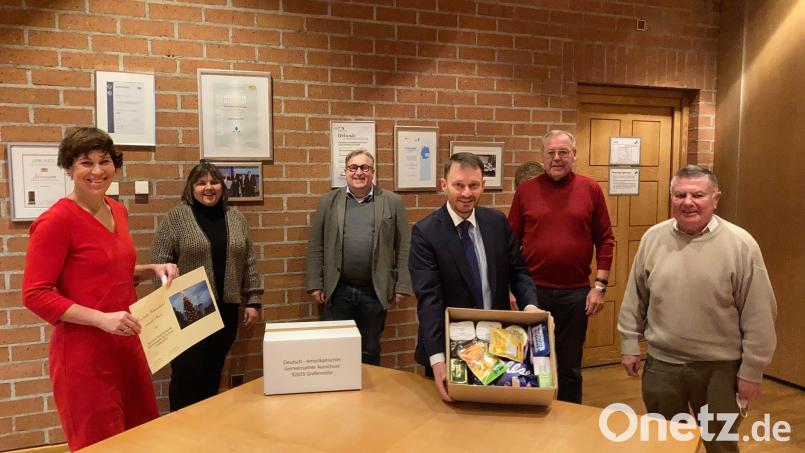 Freuen sich über die Hilfspakete des DAGA Grafenwähr: (von links) Sabine Dippold, Evi Fink, Wolfgang Hohlmeier, Oberbürgermeister Jens Meyer, Helmut Wächter und Hermann Marherr. Bild: Stadt Weiden/exb