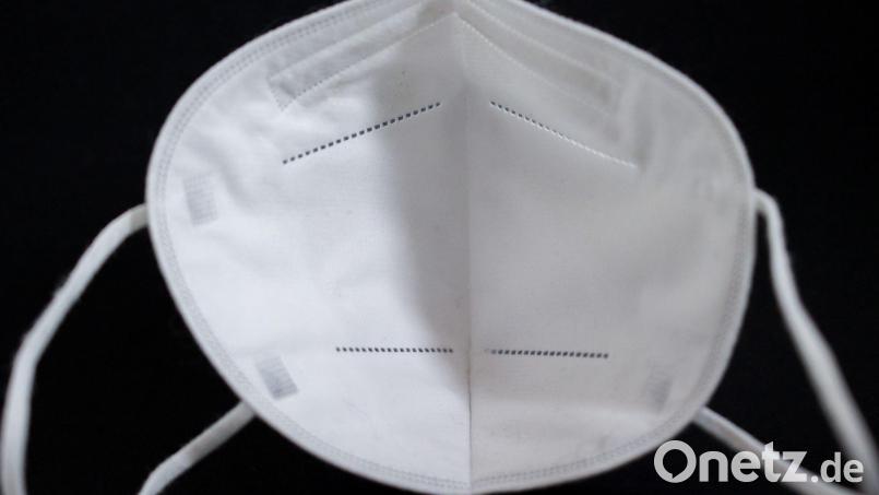 Eine FFP2-Maske liegt auf einem Tisch. Foto: Daniel Karmann/dpa/Symbolbild Bild: Daniel Karmann