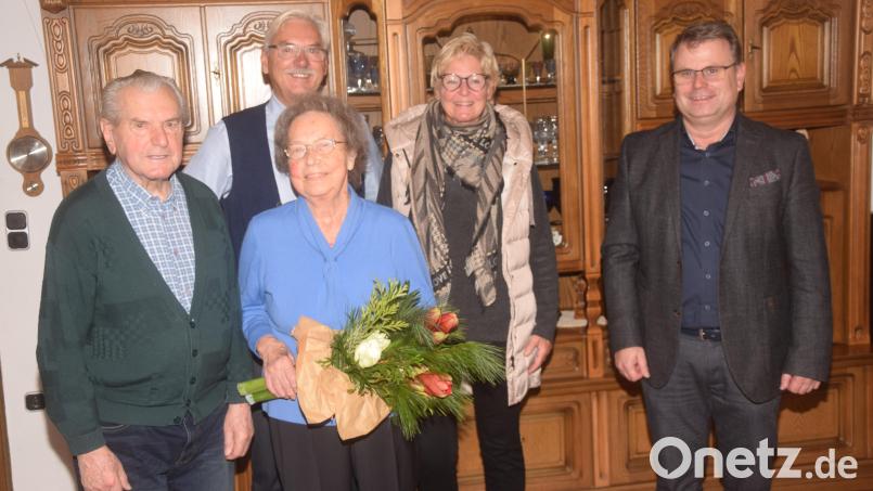 Xaver und Irmgard Mark leben 60 Jahre ein bewegtes Leben und sind glücklich. Bürgermeister Karlheinz Budnik (rechts) gratuliert zur Diamantenen Hochzeit wie auch Sohn Karlheinz und Schwiegertochter Eva-Maria (hinten). Bild: fz