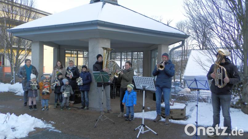 Das Konzert vor dem Altenheim bereitete den Senioren große Freude. Bild: nia