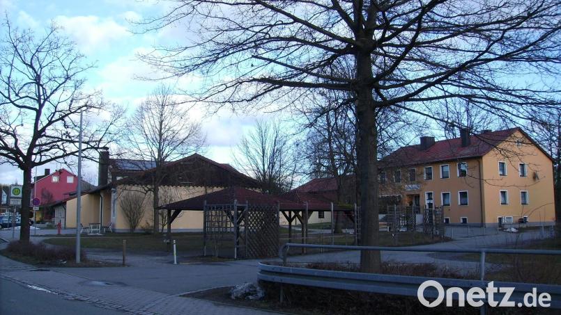 &quot;Keine naturschutzfachlichen Einwände&quot; erhoben Untere Naturschutzbehörde und Wasserwirtschaftsamt gegen die Umgestaltungspläne für das Umfeld des Gemeindezentrums. Die drohenden Mehrkosten für die Renovierung von Sporthalle und Gemeindezentrum können voraussichtlich abgefedert werden. Bild: bjp