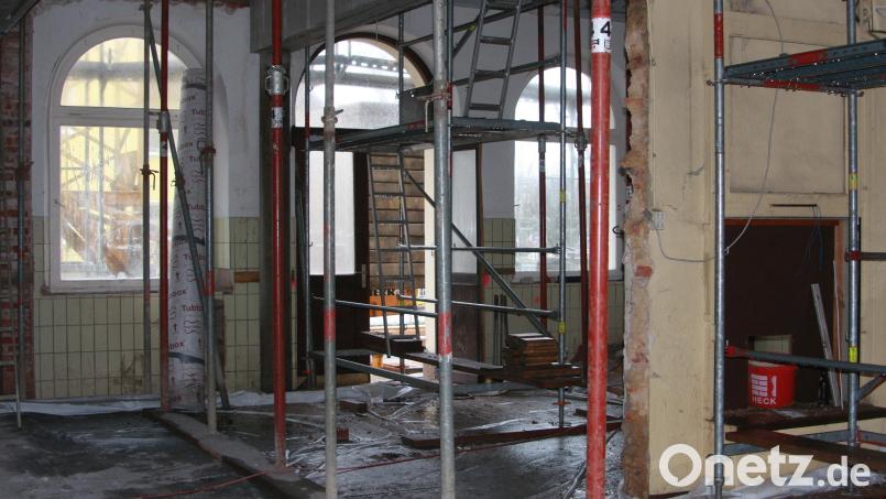 Die ehemalige Schalterhalle ist derzeit mit Gerüstteilen vollgestellt. Bild: wro