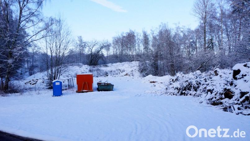 Der Vergangenheit gehören die Baracken in der Sandgrube an. Was jetzt dominiert ist eine große Erdaufschüttung in der Mitte der Grube. Zur Modellierung des Geländes im Sinne des Naturschutzes wird sie verwendet. Noch ist Abbruchmaterial in der Sandgrube zu finden. Bild: bkr