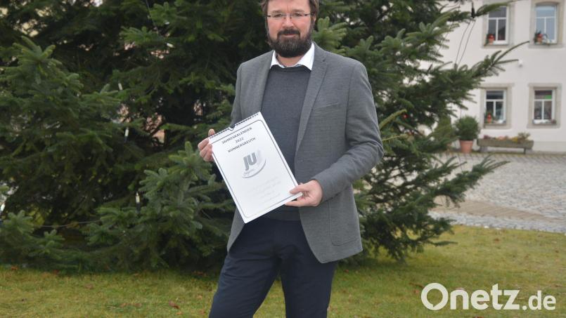 Zum 18. und letzten Mal trug Robert Weiß die Verantwortung für die Erstellung des Konnersreuther JU-Jahreskalenders. Bild: jr