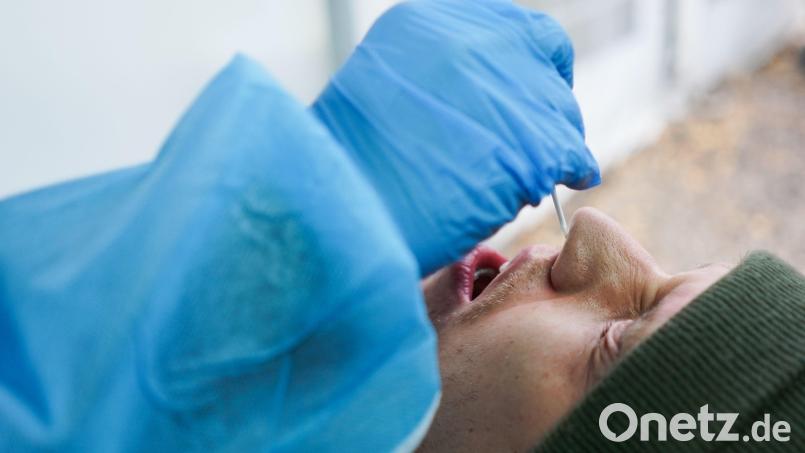Die Zahl der positiven Coronatests geht im Landkreis Tirschenreuth weiterhin zurück. Symbolbild: Jörg Carstensen/dpa