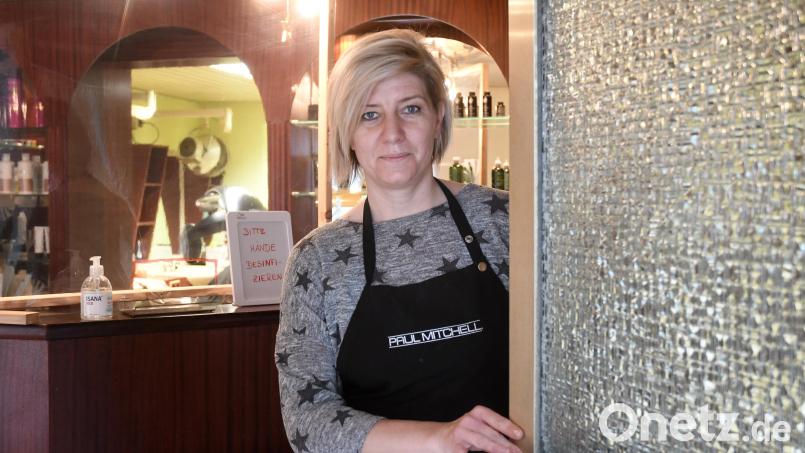 Sabrina Moller aus Windischeschenbach öffnet die Tür mit der Nummer 16. Bild: Gabi Schönberger