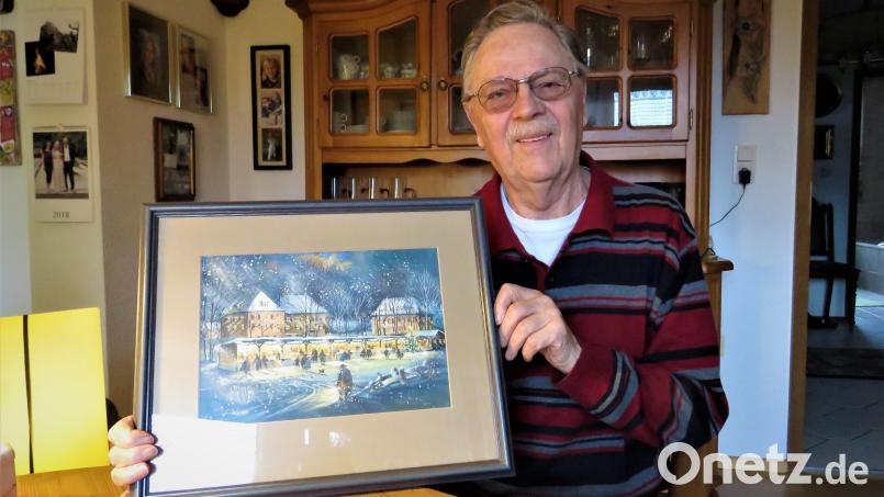 Klaus Sackstraus präsentiert das Bild, das ihm Künstler Erwin Otte aus Reuth bei Erbendorf geschenkt hat. Es zeigt den Stiftländer Kunsthandwerkermarkt in Querenbach in gemalter Form. Sackstraus ließ dieses Motiv auch auf alle Plakate drucken und änderte jedes Jahr nur das Datum auf den Plakaten. Bild: ubb