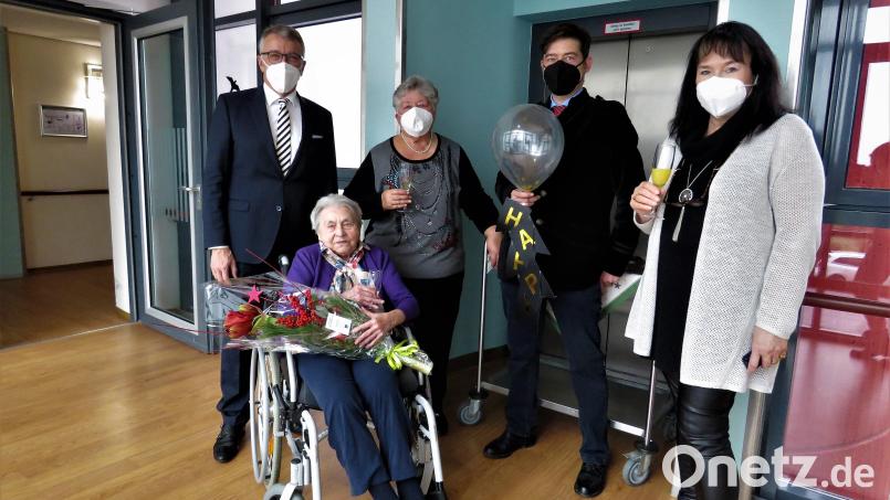 Im Flur des Heims wurde für Katharina Schön eine spontane kleine Feier organisiert. Bürgermeister Franz Stahl (links), Nichte Inge Tremel und Großneffe Thomas Tremel sowie die Heimleiterin Anneliese Dombrowsky (rechts) feierten das große Ereignis im Seniorenzentrum Haus Ziegelanger mit einem Glas Sekt, was die Jubilarin sehr genoss. Bild: ubb