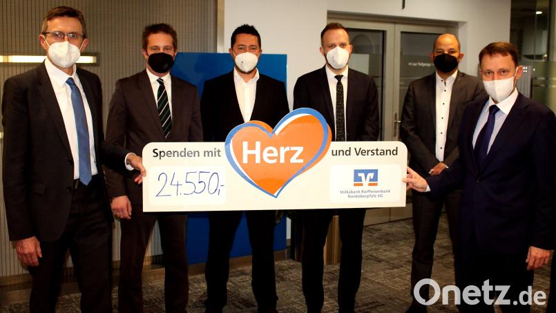 Die Volksbank Raiffeisenbank Nordoberpfalz übergab einen Spendenscheck: (von links) Geschäftsstellenleiter Wörthstraße Christian Weigert, Leiter Peuerlstraße Markus Ermer, Regionalmarktleiter Michael Hösl, Leiter Johannisstraße Tobias Hero, Leiter Hammerweg Eric Nowlin und Oberbürgermeister Jens Meyer. Bild: R. Kreuzer