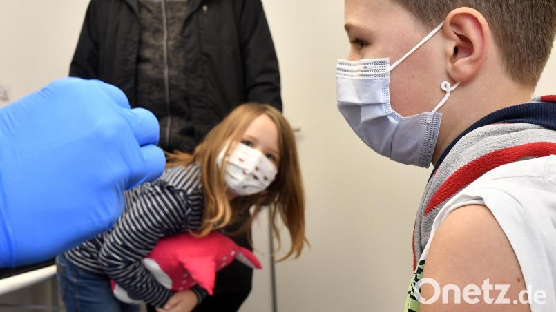 Korbinian bleibt ganz cool. Seine Schwester Alisa schaut noch ein bisschen skeptisch. Die beiden gehörten zu den ersten unter Zwölfjährigen, die am Donnerstag im Impfzentrum in Sulzbach-Rosenberg ihren Piks gegen Corona bekommen haben. Bild: Petra Hartl