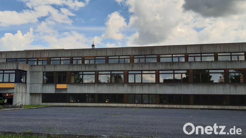 Auf der Nordseite des bisherigen Schulgebäude soll der Neubau für die Grund- und Mittelschule Windischeschenbach errichtet werden. Der Architektenwettbewerb ist nun dafür ín die Wege geleitet worden. Bild: Lowak
