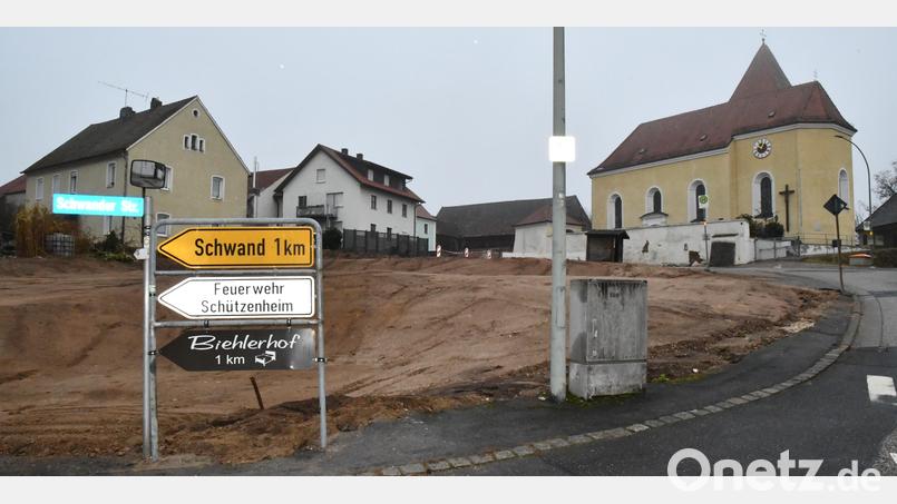 Nach Abbruch von Gebäuden herrscht in der Ortsmitte von Pursruck derzeit gähnende Leere. Der Gemeinderat Freudenberg diskutiert Umbaumaßnahmen, die etwa zur Sicherheit der Fußgänger einen Bürgersteig vorsehen. Die Planungen sehen in diesem Bereich auch Einrichtungen vor, die das dörfliche Leben aktivieren sollen. Bild: sche