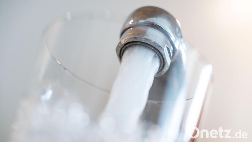 Die Wassergebühren für Erbendorf bleiben stabil. Symbolbild: Lino Mirgeler/dpa