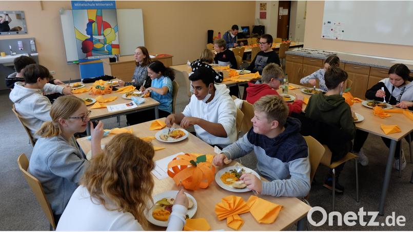 Mit dem Festtag Thanksgiving und dessen Bedeutung in den USA befassten sich die Kinder und Jugendlichen der Mittelschule Mitterteich. Dabei durften auch typische kulinarische Köstlichkeiten nicht fehlen, die sich Schüler und Lehrkräfte an entsprechend dekorierten Tischen schmecken ließen. Bild: Mittelschule Mitterteich/exb