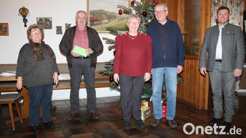 Helene Rolle und Herbert Putzer (von links) sagen &quot;Vergelt&#039;s Gott&quot; für die Spenden von Edeltraut und Wolfgang Höhe sowie Bürgermeister Rainer Rewitzer (weiter von links). Bild: pi