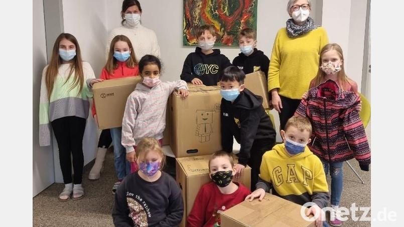 Die Grundschule Mitterteich unterstützte die Kleiderteilaktion &quot;Meins wird Deins&quot;. Im Bild einige Mädchen und Buben zusammen mit Rektorin Petra Andritzky (hinten links) und Religionslehrerin Sabine Schiml. Bild: Grundschule Mitterteich/exb