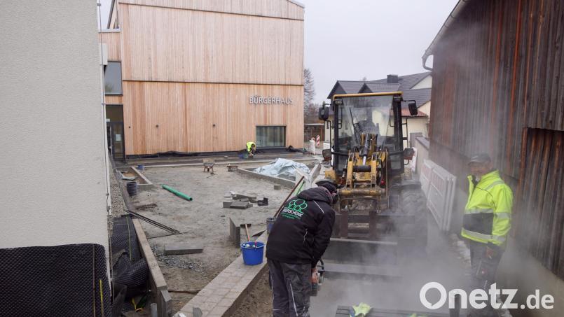 Eng ist es zurzeit auf dem Kirchsteig hin zum Bürgerhaus (hinten). Lieferschwierigkeiten führten zu einem verzögerten Start der Ausbauarbeiten beim ersten Bauabschnitt. Bild: bkr