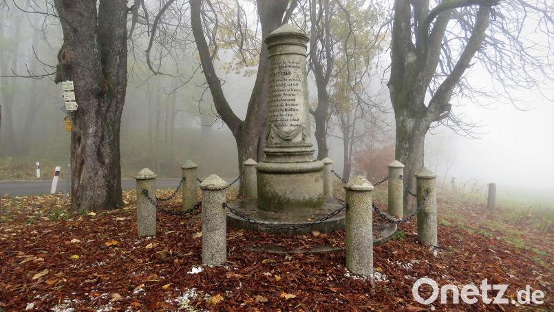 Die sogenannte Böttgersäule war das einzige Relikt, das von Paulusbrunn unversehrt nach der Zerstörung übriggeblieben ist. Die Säule wurde in Prag auf Betreiben der tschechischen Bürgermeisterin sowie der AG Paulusbrunn auf bayerischer Seite restauriert und mit Spenden sowie EU-Fördergelder wieder an dem Ort aufgestellt, wo sie einst mitten im Ort Paulusbrunn stand. Bild: ubb