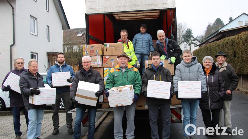 548 Pakete mussten Michael und Erna Hauer (von rechts) und ihre Helfer an drei Verladestationen in Neustadt auf den LKW von Ludwig Wüst (hinten rechts) verladen. Am Zweiten Weihnachtsfeiertag transportiert er die Hilfspakete der Rumänienhilfe der Katholischen Kirchenstiftung St. Georg im Rahmen der Hilfsaktion &quot;Weihnachtstrucker&quot; der Johanniter nach Rumänien. Bild: prh