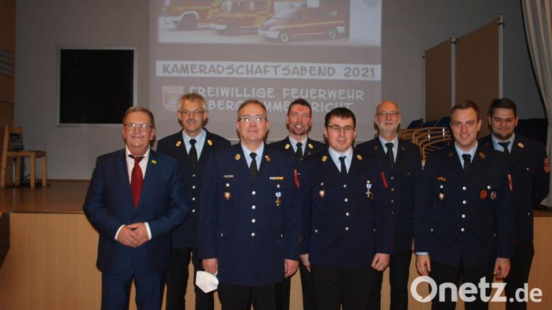 Die geehrten aktiven Feuerwehrkameraden (von links): Bürgermeister Martin Preuß, Wolfgang Nagler, Herbert Streber, Christian Schafbauer, Markus Hausmann, Zweiter Vorsitzender Jürgen Köppel, Tobias Höhne und Patrick Wittmann. Bild: tne