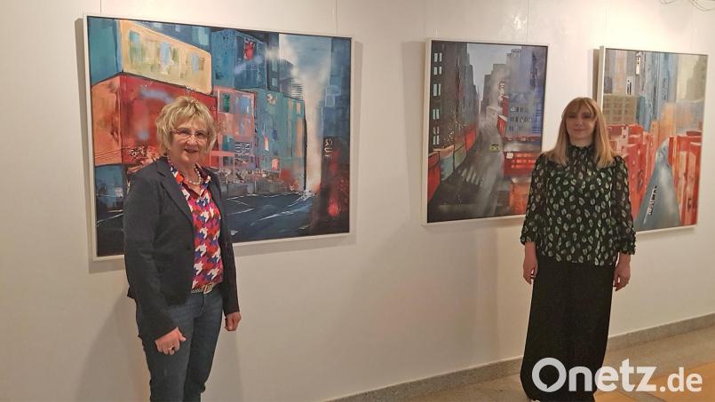 Die beiden Nabburgerinnen (von links) Irene Ehemann und Ingrid Prey vor den Acrylbildern. Bild: Kurmittelhaus Sibyllenbad/exb
