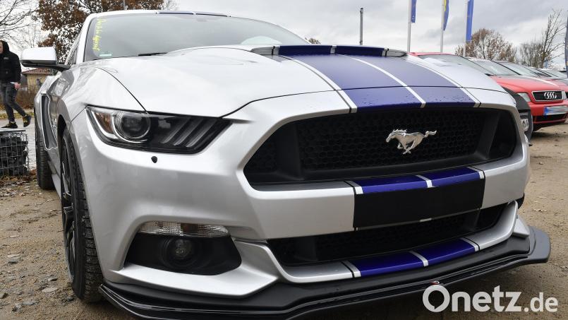 Ein silberfarbener Mustang steht auf einem Parkplatz am Murner See. Hier hat im November das letzte Treffen der Tuner stattgefunden. Bild: Petra Hartl