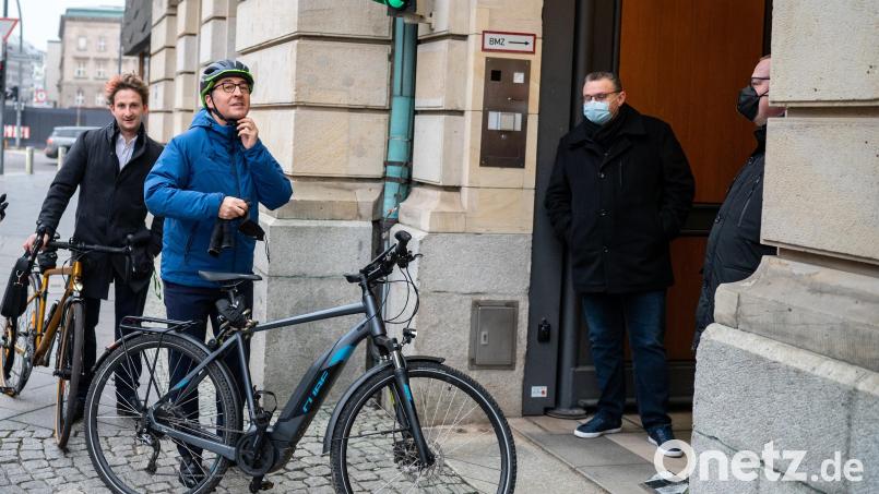 Cem Özdemir und sein Cube-Fahrrad: Der neue Bundesminister für Ernährung und Landwirtschaft radelte auch zur Amtsübergabe im Bundesministerium für Ernährung und Landwirtschaft. Bild: Bernd von Jutrczenka/dpa