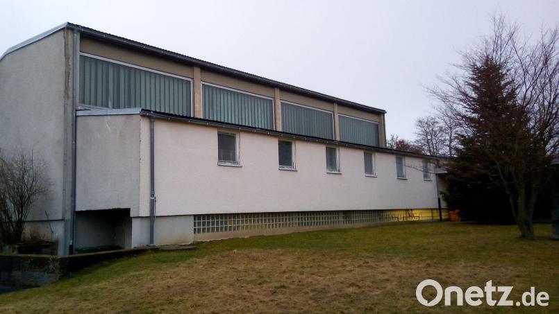 Mit dem Abriss der alten Turnhalle (Bild) werde laut Bürgermeisterin Margit Bayer Platz geschaffen für das Baufeld für die Grundschul-Sanierung und den Kinderhaus-Neubau. Bild: fpoz