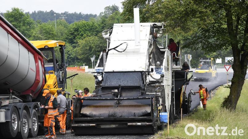 2020 bekam die B 85 bei Sulzbach-Rosenberg einen neuen Fahrbahnbelag. Ähnliche Arbeiten stehen im zweiten Quartal 2022 im Bereich Königstein an und zwingen zu einer zweiwöchigen Umleitung durch den Markt. Archivbild: Petra Hartl