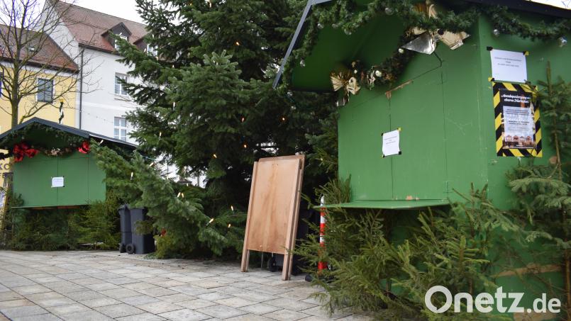 Auf behördliche Anordnung muss der Bratwurst- und Glühweinverkauf am Oberen Marktplatz in Tirschenreuth eingestellt werden. Bild: szl
