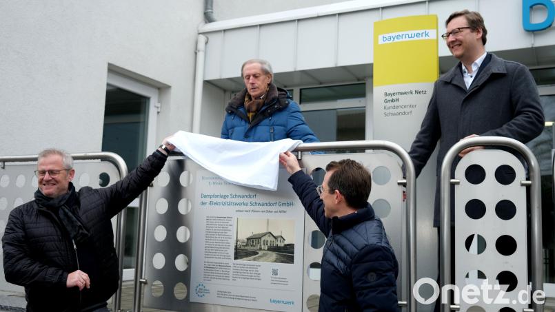 Oberbürgermeister Andreas Feller, Heimatforscher Georg Wickles sowie die Kommunalbetreuer Dr. Andre Zorger und Wolfgang Dumm (von links) enthüllten am Kundencenter der Bayernwerk Netz GmbH in Schwandorf eine Hinweistafel zur Geschichte des ersten Elektrizitätswerkes in der Oberpfalz. Bild: Hirsch