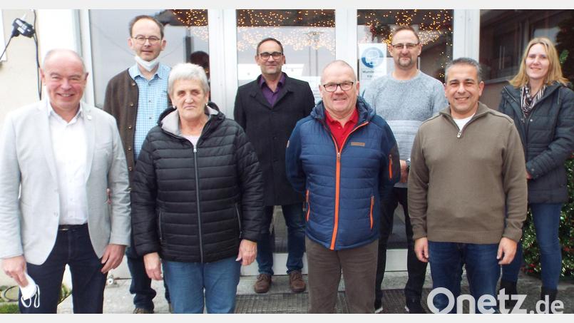 Mitarbeiter der Gemeinde Kümmersbruck werden verabschiedet und geehrt (vorn, von links): Bürgermeister Roland Strehl, Roswitha Schmidt, Norbert Brenner und Markus Schiedermeier; hinten (von links): von der Verwaltung Wolfgang Roggenhofer, Reinhold Wagner, Thomas Krybus und Peggy Kunstmann. Bild: e