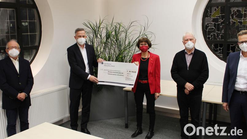 Kliniken-Vorstand Michael Hoffmann (Zweiter von links) freute sich über die Unterstützung des Fördervereins für Schwerkranke e.V. durch Vorsitzende Waltraud Koller-Girke (Mitte) und Bernhard Steghöfer, Dr. Ehrenfried Lachmann sowie Alexander Brittinger. Bild: Kliniken Nordoberpfalz, Michael Reindl/exb