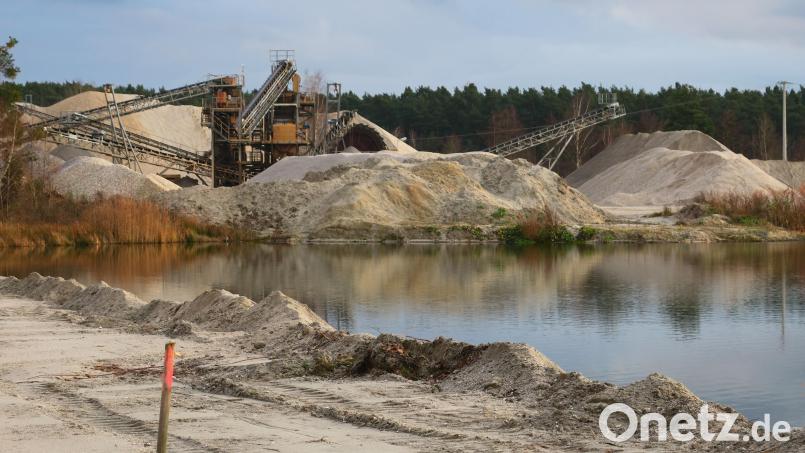 Der Kiesabbau bei Klardorf hinterlässt Spuren. Sie sollen mit Renaturierungsmaßnahmen beseitigt werden. Die CSU- und SPD-Ortsverbände Klardorf fordern eine Nassverfüllung mit anschließender Wiederaufforstung. Bild: Hirsch
