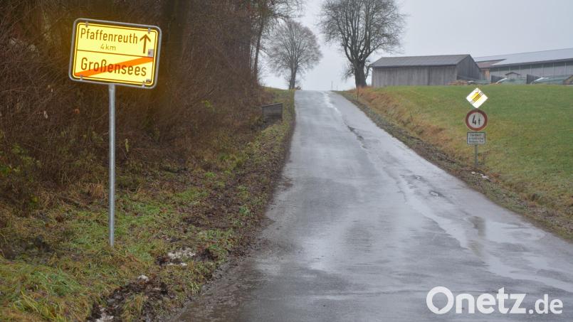 Ende März 2022 soll mit den Arbeiten zum Ausbau der 2,1 Kilometer langen Gemeindeverbindungsstraße zwischen Großensees und Zirkenreuth begonnen werden. Bild: jr