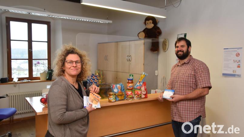 Elke Wolfsteiner und Tim Saborowski von der Kirchlich-Allgemeinen Sozialarbeit des Diakonischen Werkes in Sulzbach-Rosenberg helfen Menschen, die von Armut betroffen sind, und rufen zum Spenden auf. Bild: Andreas Royer