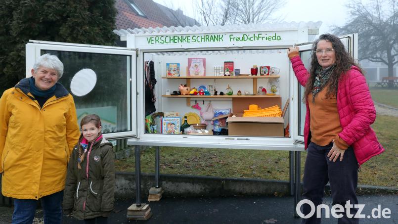 Margit Haberberger (rechts) überlässt den Verschenkeschrank nun Marianne Bachmann (links mit Enkelin Luisa). Bild: Wolfgang Steinbacher