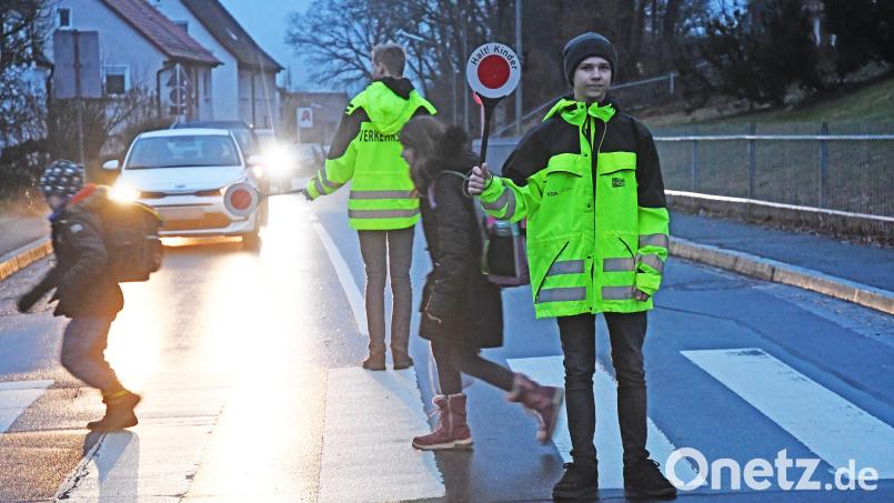 In Pressath helfen Felix Fahrnbauer (16 Jahre, im Hintergrund) und Tamino Pfleger (13 Jahre) Kindern auf dem Schulweg beim Überqueren der Straße. Weitere Helfer werden aktuell für Schulwege in Eschenbach gesucht. Bild: Gabi Schönberger