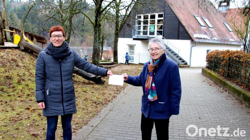 Gerda Olk vom Ortsverein der Arbeiterwohlfahrt Etzelwang-Neukirchen (rechts) überreicht Kerstin Renner, der Leiterin des Kinderhauses Etzelwang, ein Kuvert mit je 100 Euro für die Kindertagesstätte und den Kindergarten. Bild: ds