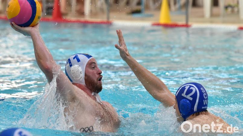 Sean Ryder (links) steht nach seiner Covid-Infektion erstmals wieder im Aufgebot der Weidener Wasserballer. Archivbild: af