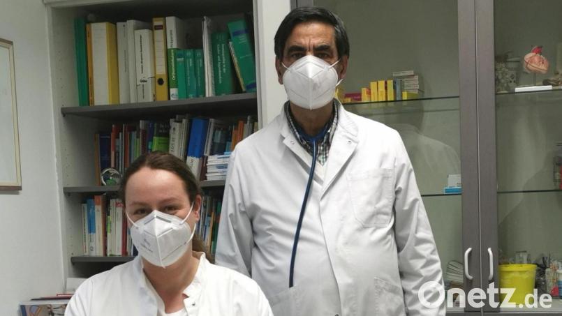 Der gebürtige Syrer Khalil Najjar, mit 71 Jahren der älteste praktizierende Hausarzt in Oberviechtach, übergibt nun seine Praxis an Christina Bittner. Bild: Portner