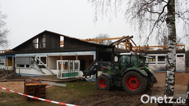 Die 50. Wiederkehr des Eröffnungstages erlebte der 1972 eingeweihte alte Trabitzer Kindergarten nicht mehr. Aus dem Inventarverkauf erlöste man immerhin ein erkleckliches Sümmchen für den Turnraum der neuen &quot;Storchennest&quot;-Kita. Bild: bjp